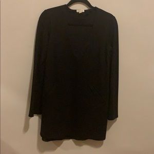 Short black dress with wide sleeves and pockets